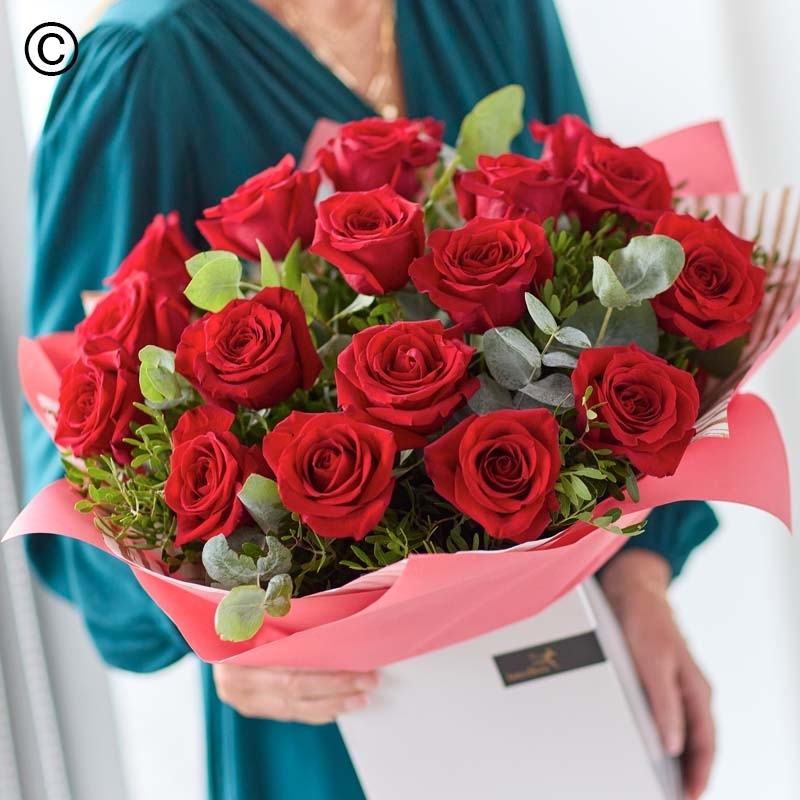 18 Luxury Valentines Red Rose Hand tied